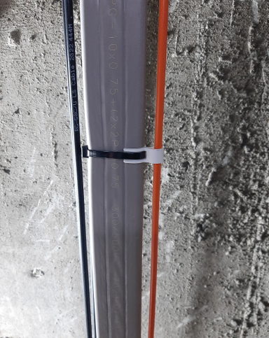 고정장치 사용(광케이블 수직포설)